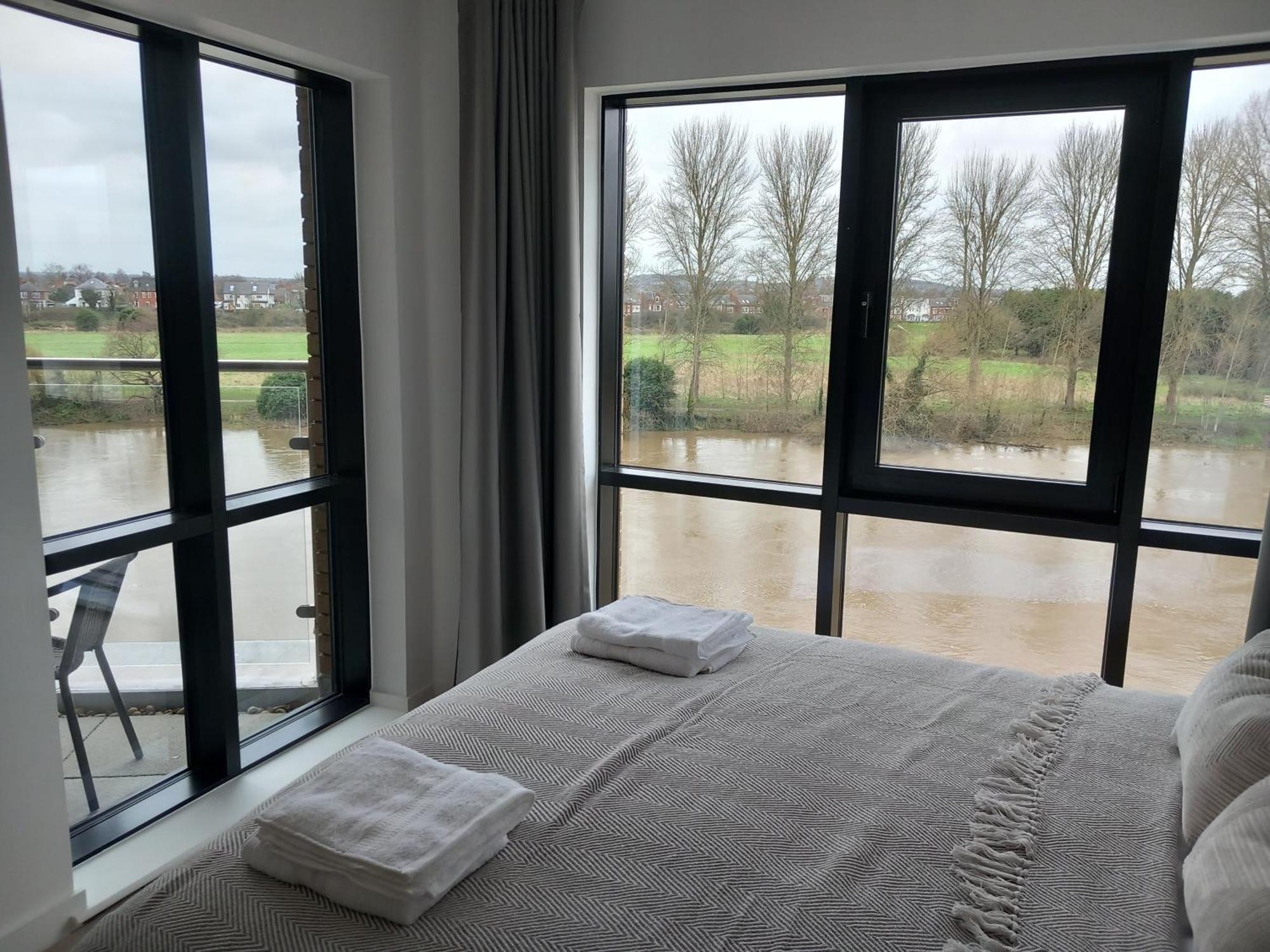 Modern And Spacious River View With Parking Apartment